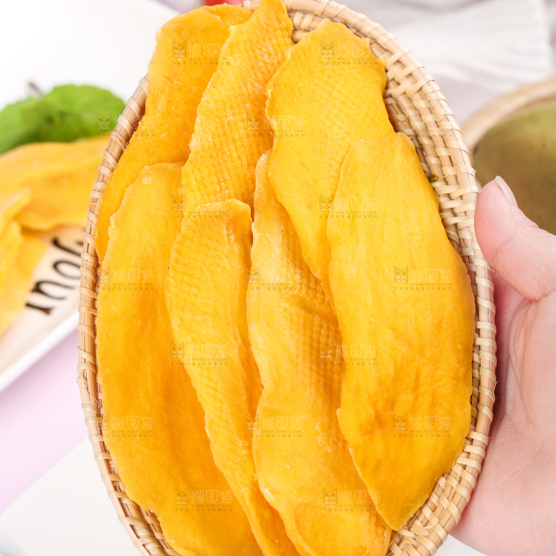 手拿芒果干