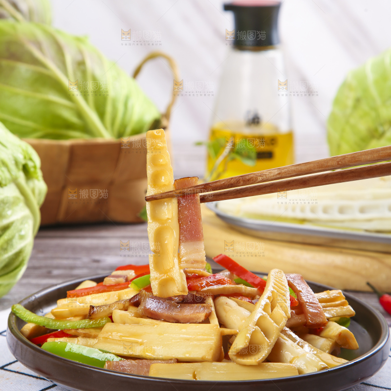 盘子里装着竹笋烧肉