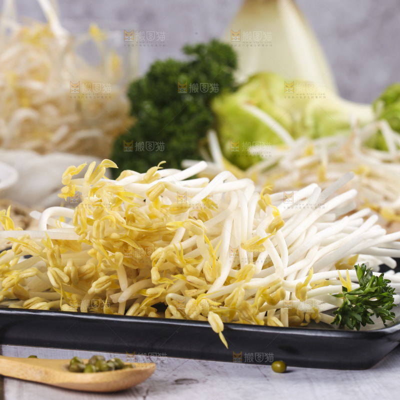 盘子里装着绿豆芽