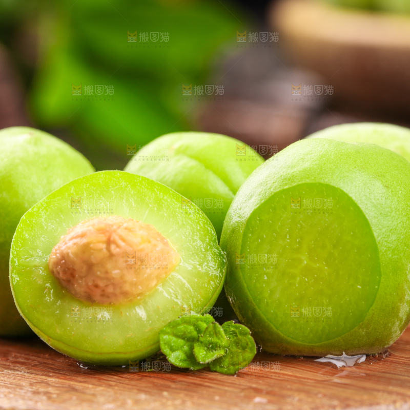木底上的新鲜青梅果