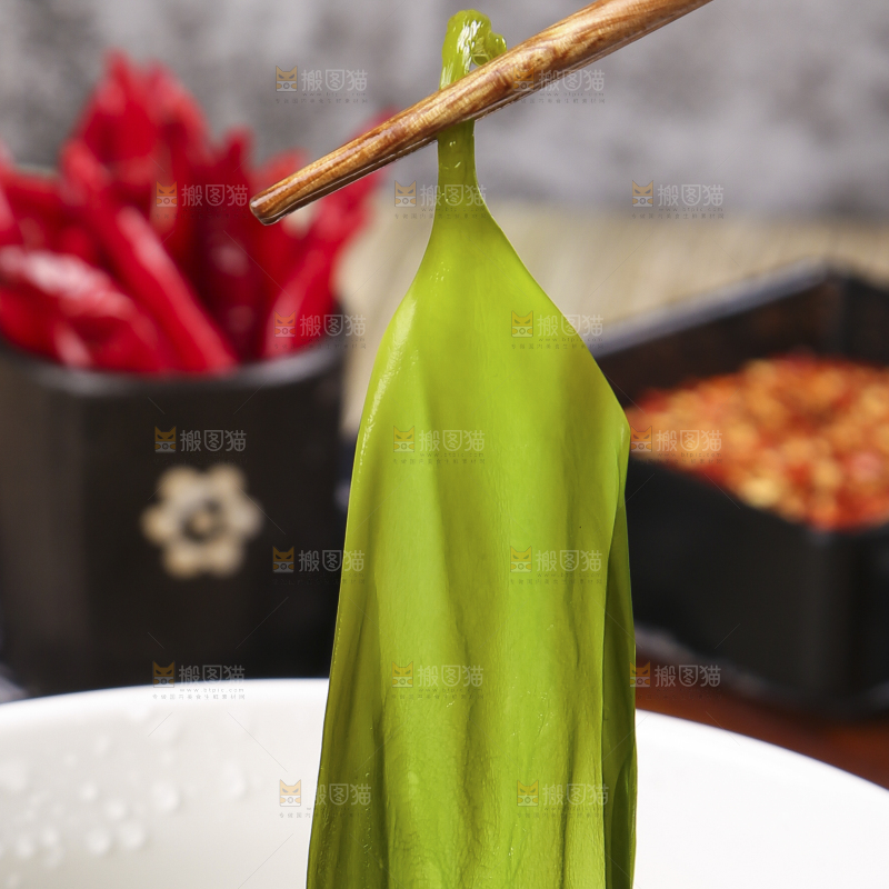 筷子上夹着小海带芽