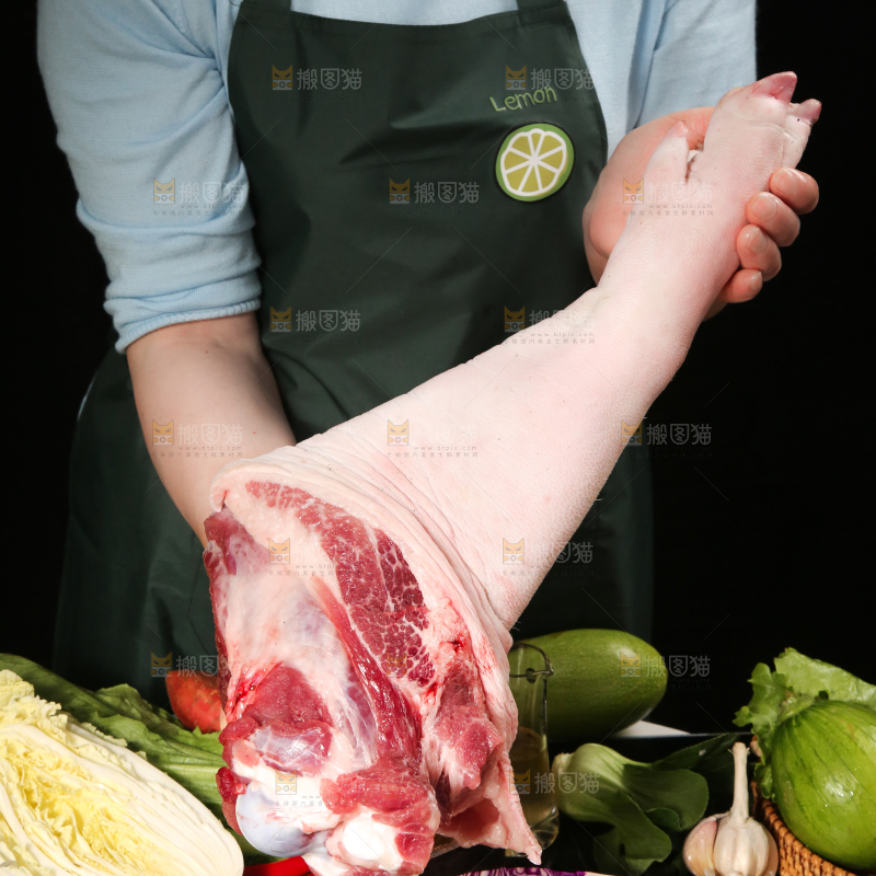 手拿新鲜猪腿