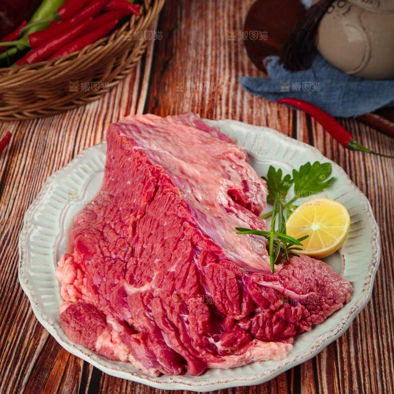 盘子里装着牛腿肉