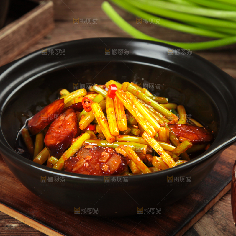 木底上放着一锅蒜毫炒腊肠
