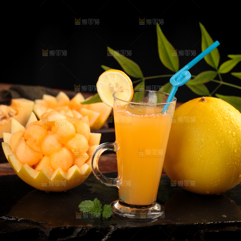 黑石板上放着一杯黄河蜜瓜果汁