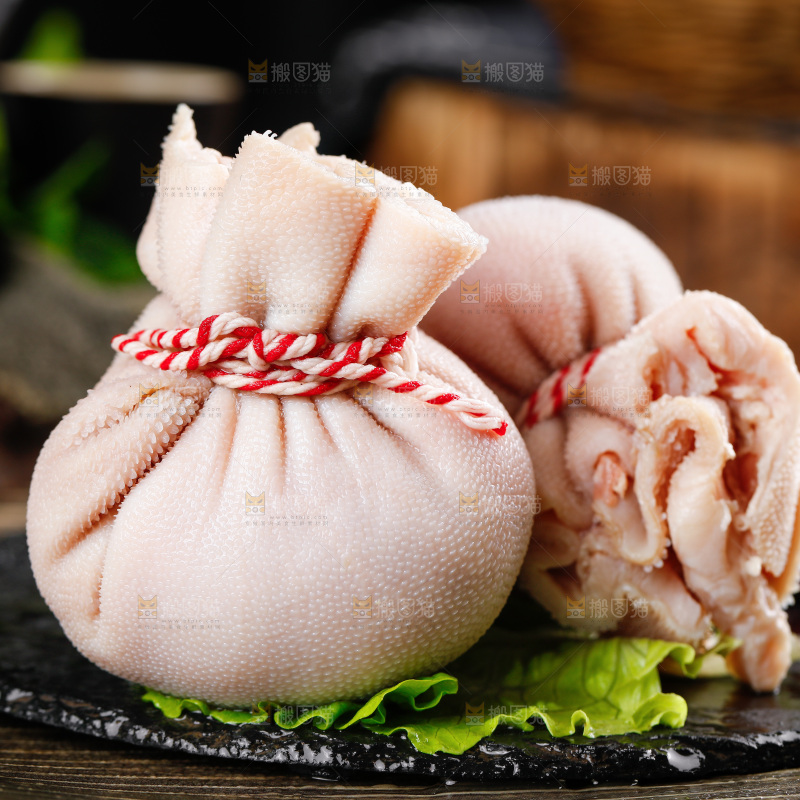 黑石板放着羊肚包