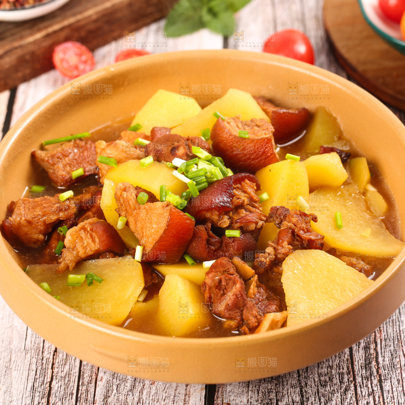 碗里装着土豆炖肉