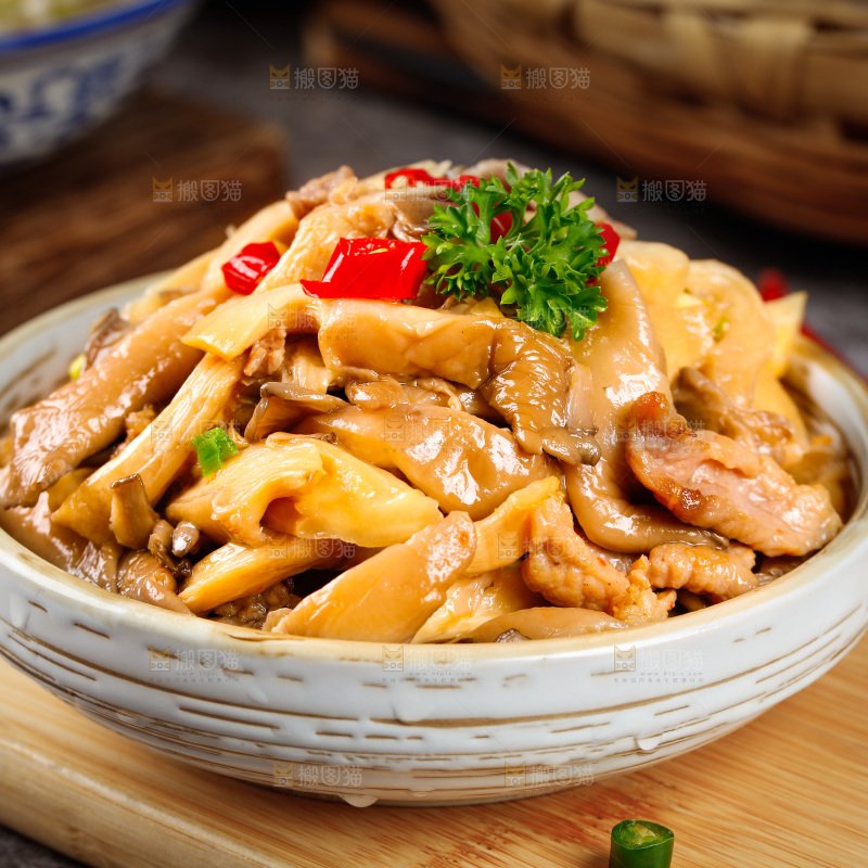 木板上放着一碗平菇炒肉