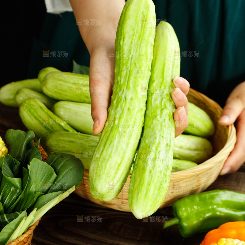 手拿白玉黄瓜