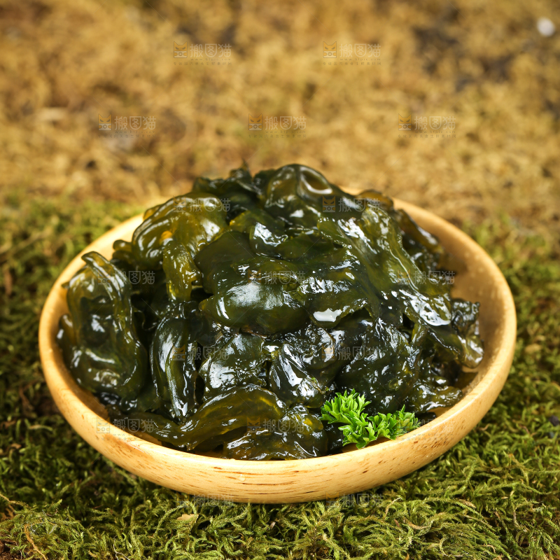 盘子里装着雷公菌