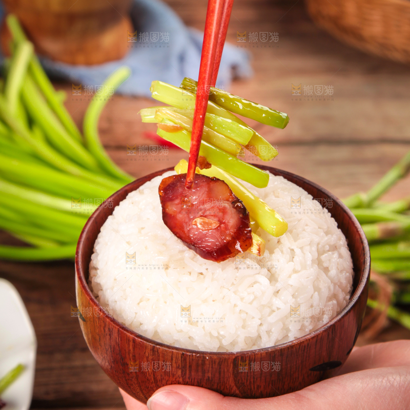 筷子夹着蒜苔炒腊肠