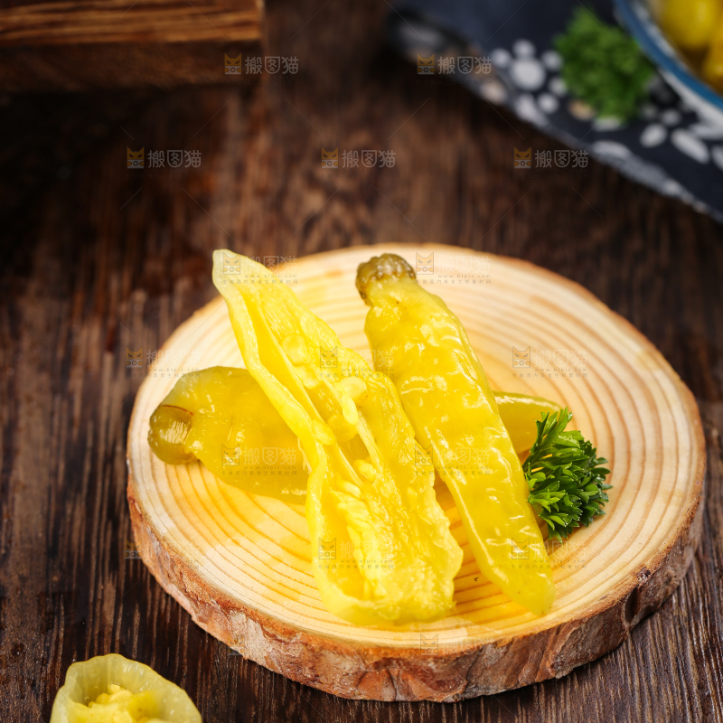 木板上放着野山椒