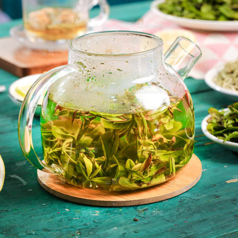 盒里泡着绿茶