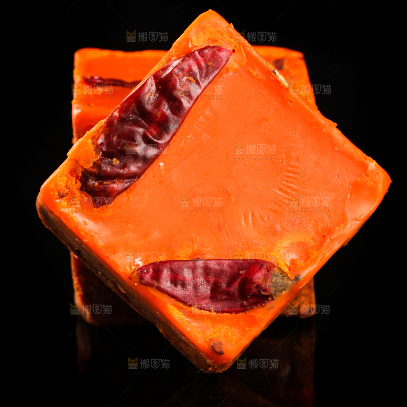 黑底上的麻辣火锅料