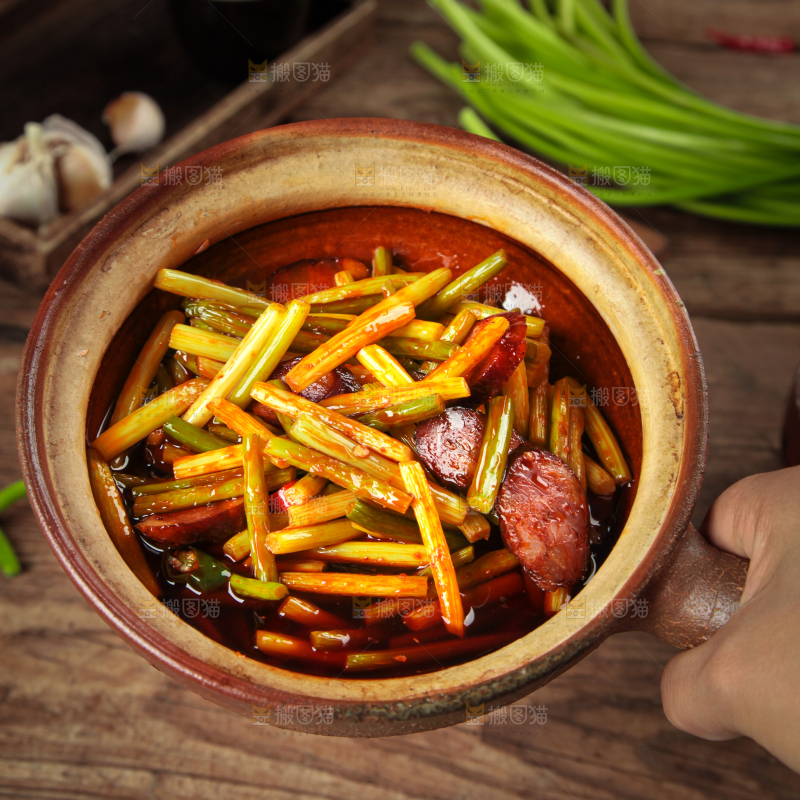 手拿一锅蒜苔炒腊肠