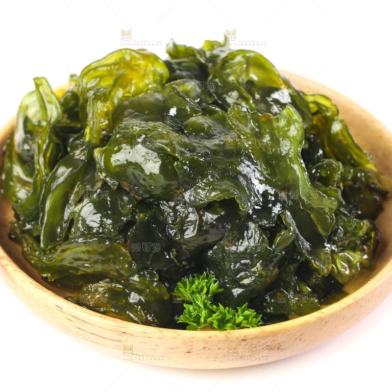 盘子里装着雷公菌