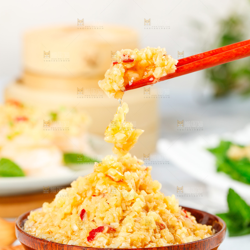 筷子夹着蒜蓉酱