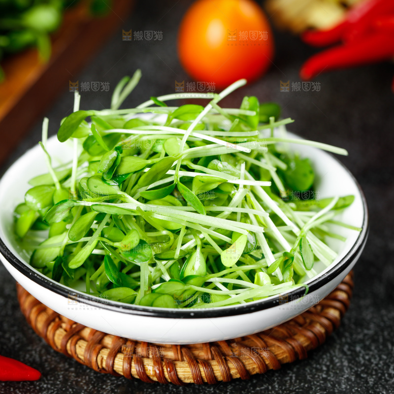 深底上放着一盘香椿芽