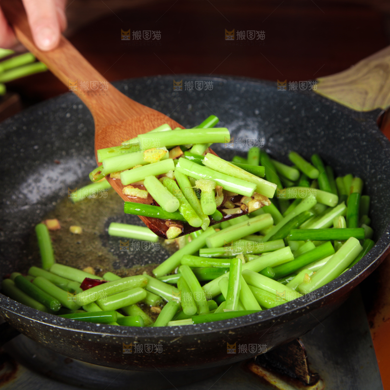 锅里正在炒的蒜苔