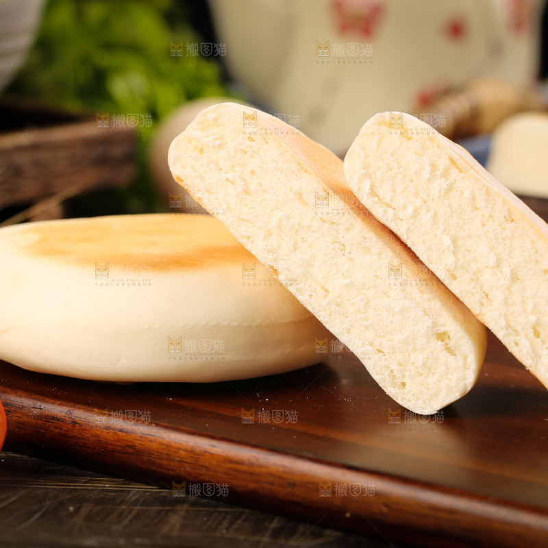 盘子里装着奶香饼