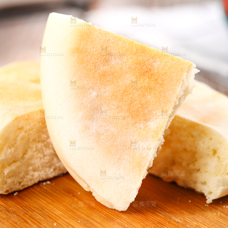 木板上放着全麦饼