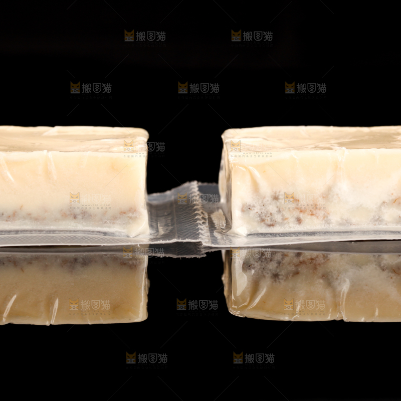 黑底上的清汤火锅料