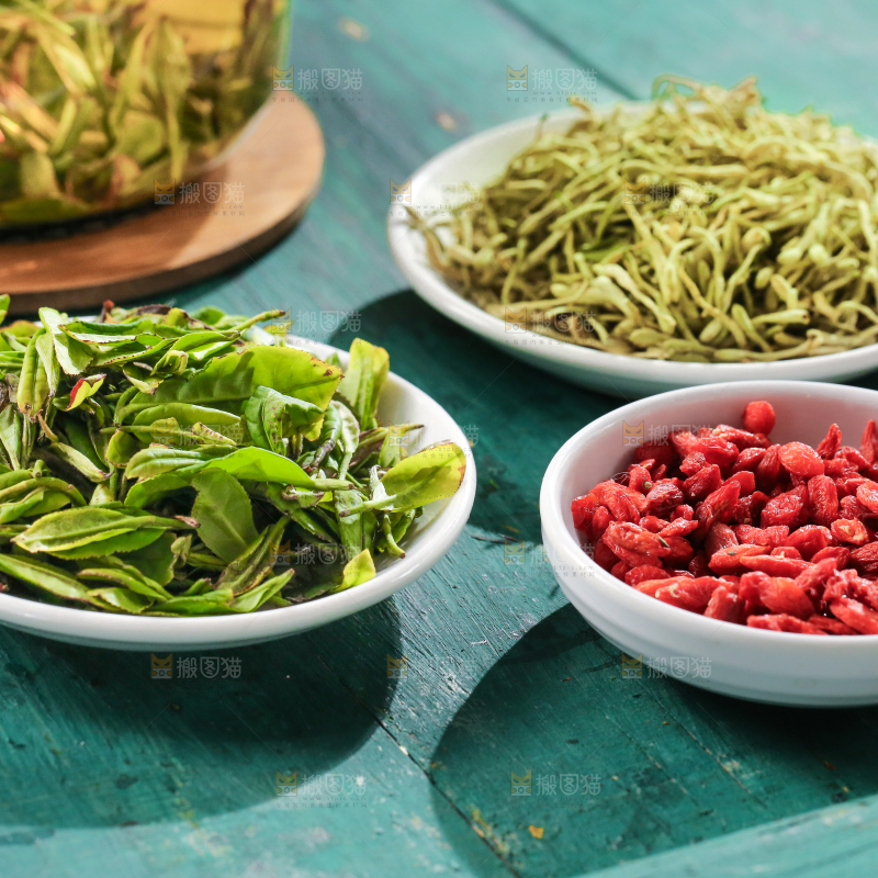 盘子里装着绿茶茶叶