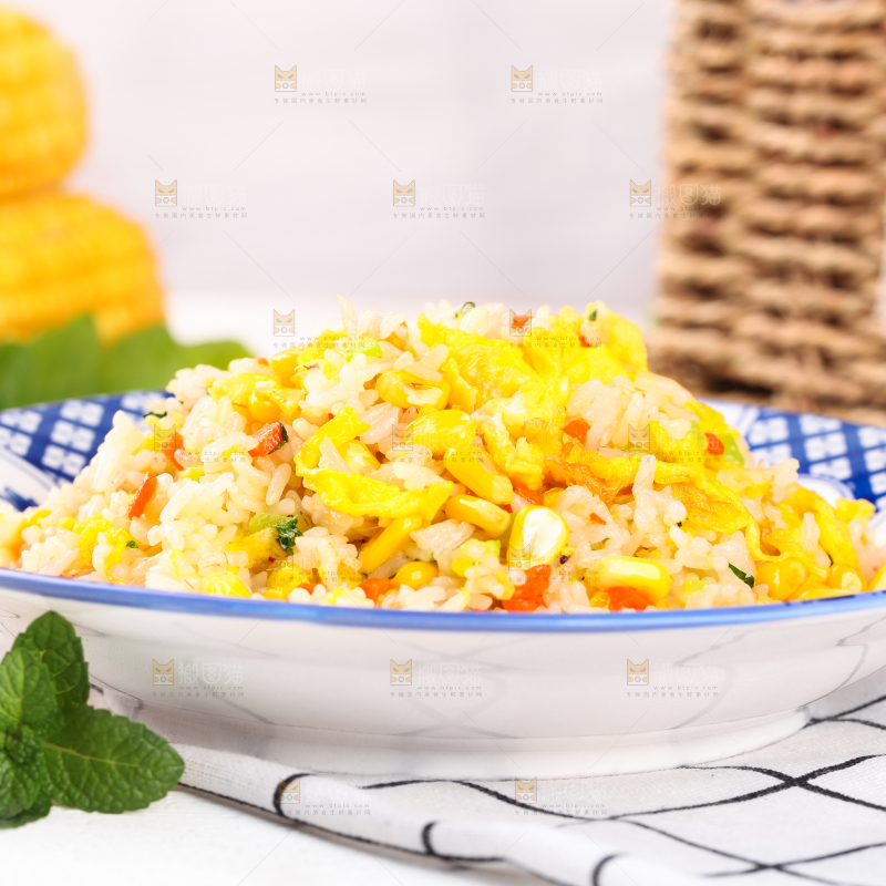 盘子里的玉米鸡蛋饭