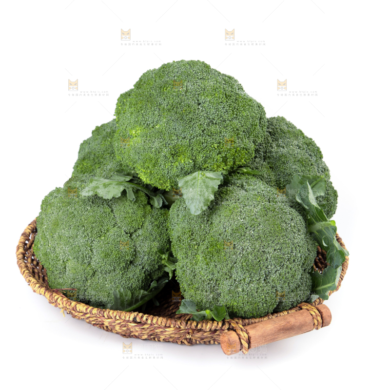 一盘西兰花放在白底上