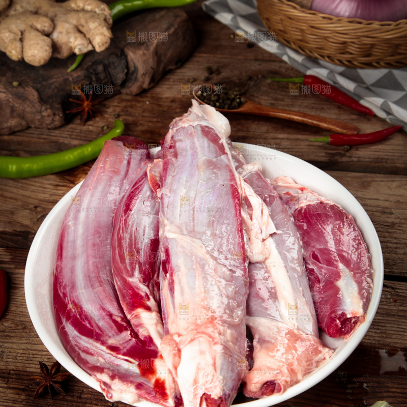 盘子里装着牛腿肉