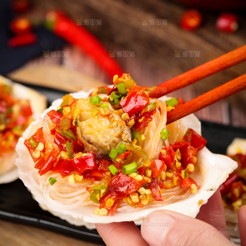 筷子夹着辣椒扇贝