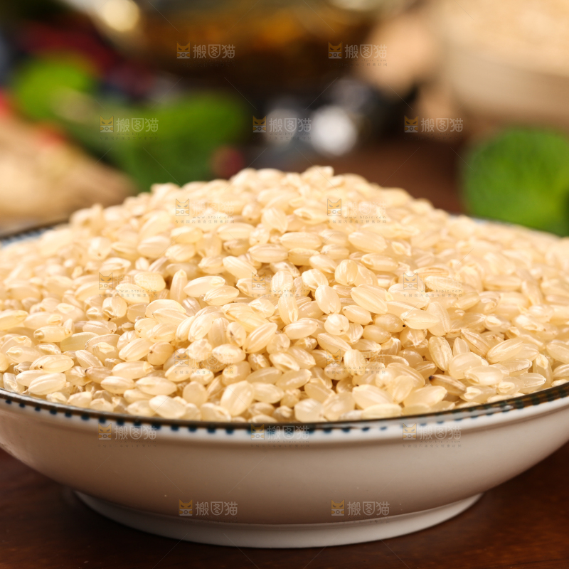 木底上放着一盘东北糙米