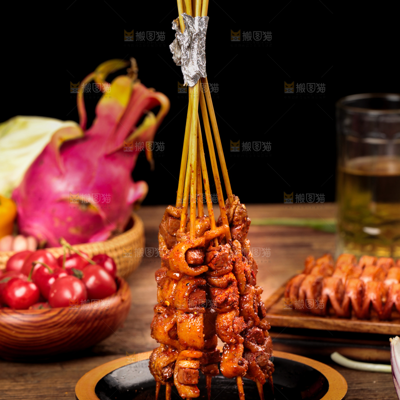 木底上放着一盘烤肉串