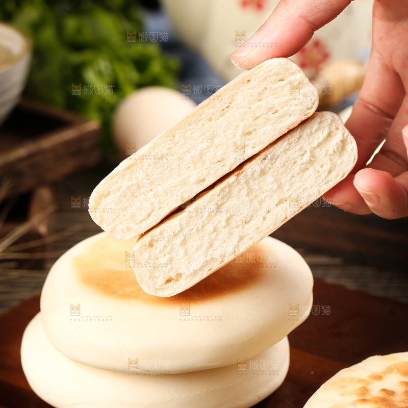 手里拿着无糖蛋奶饼