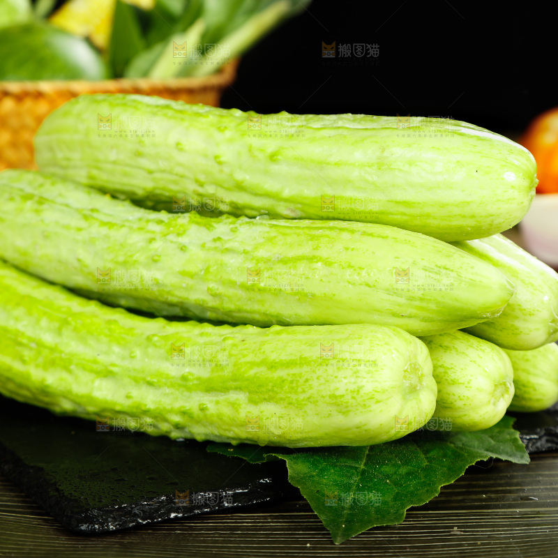 深底上的新鲜白玉黄瓜