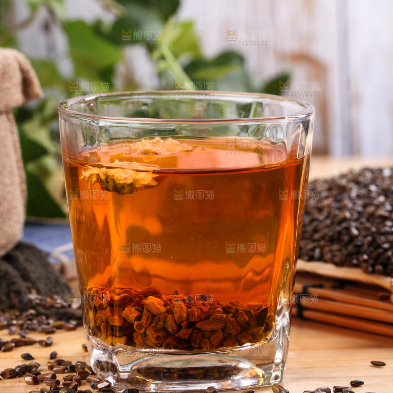 木底上放着一杯决明子茶