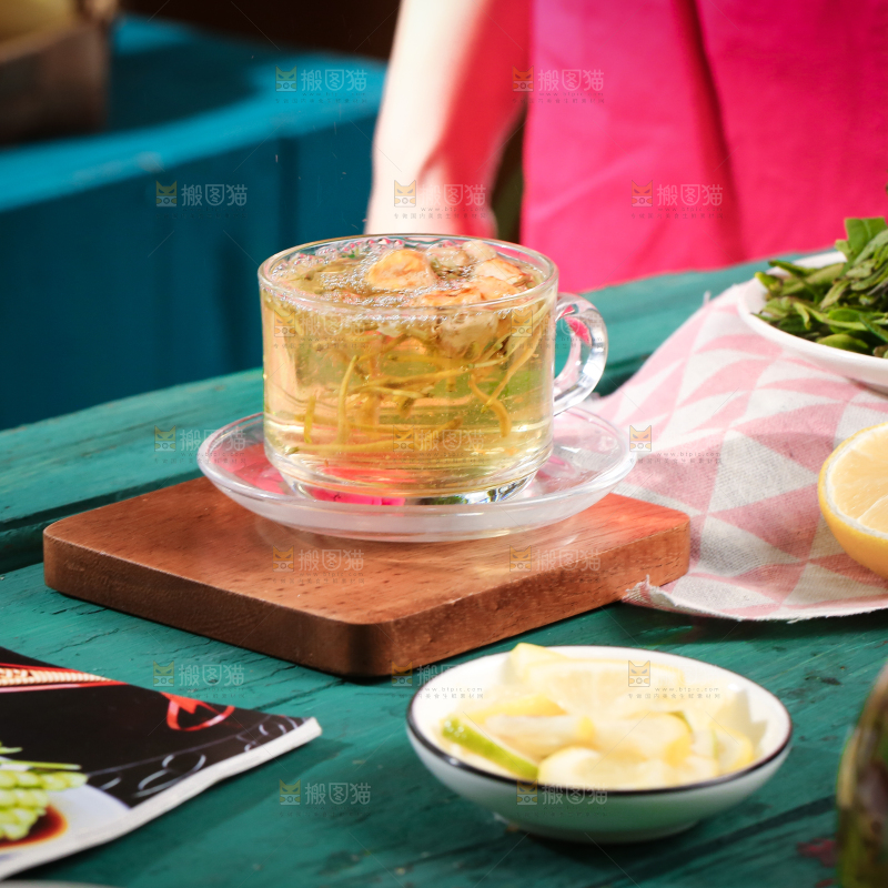 杯子里装着金银花茶