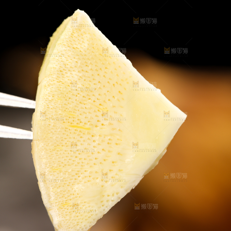 叉子叉着竹笋片