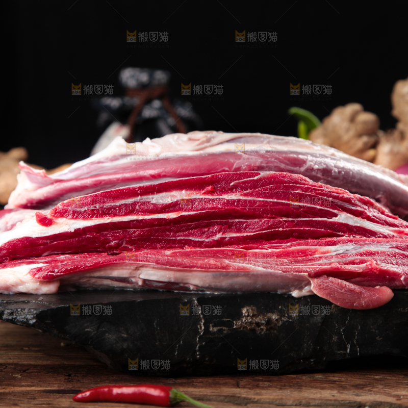 黑石板上的草原散养牛腿肉