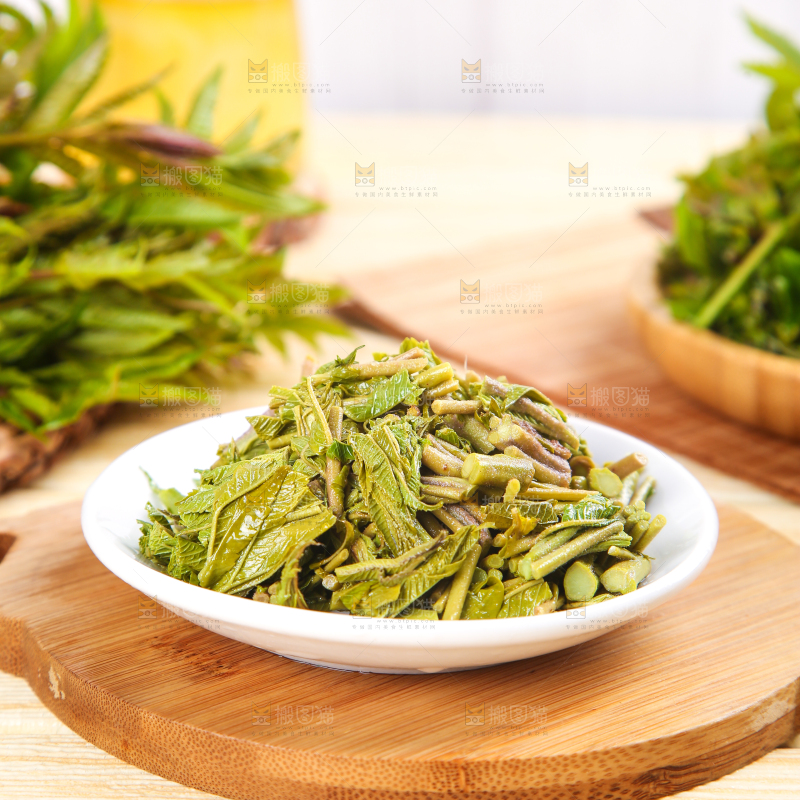 木底上放着一碟香椿芽