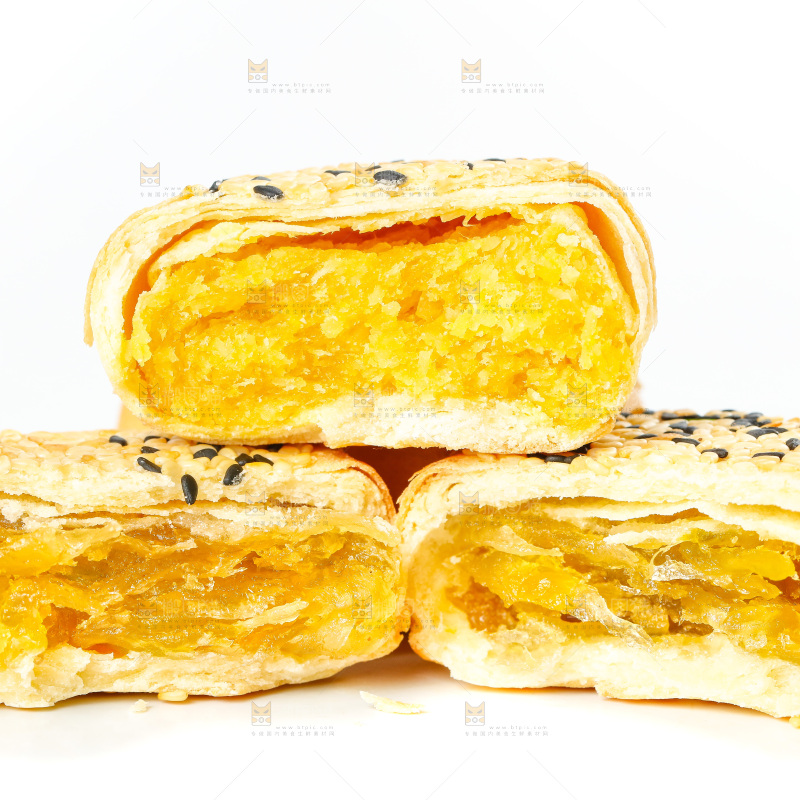 掰开的酥饼放在白底上