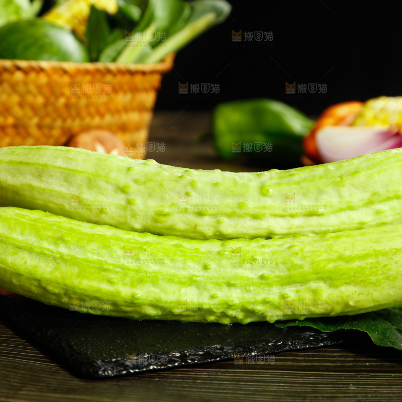 深底上的新鲜白玉黄瓜