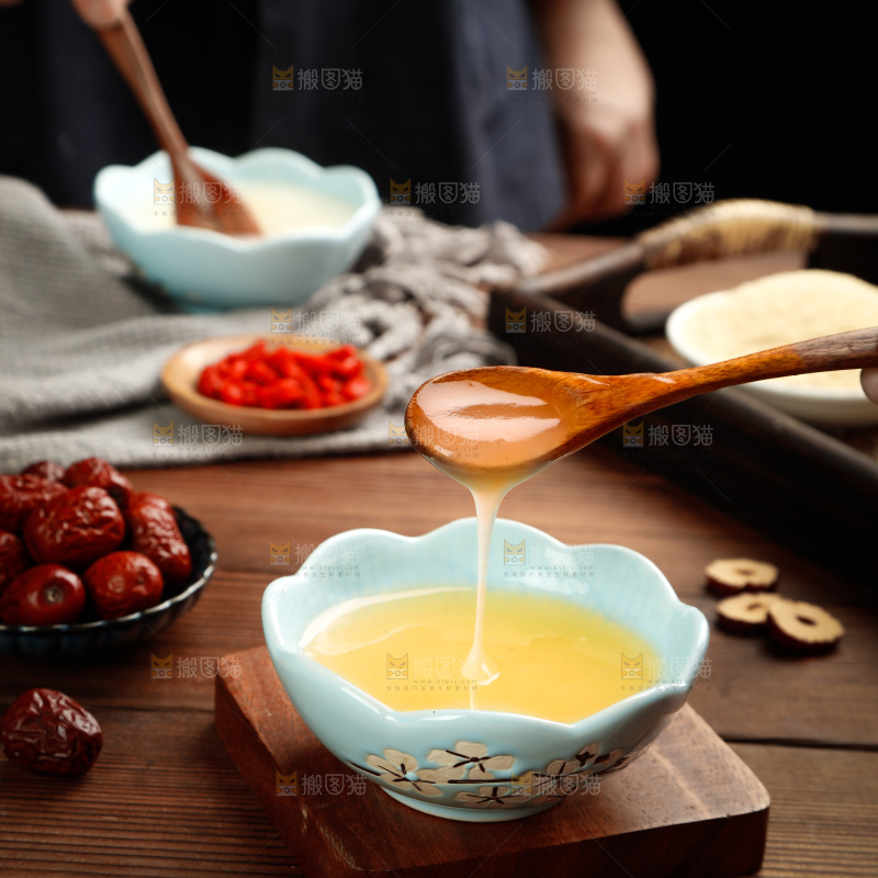 木底上放着一碗手工葛根粉