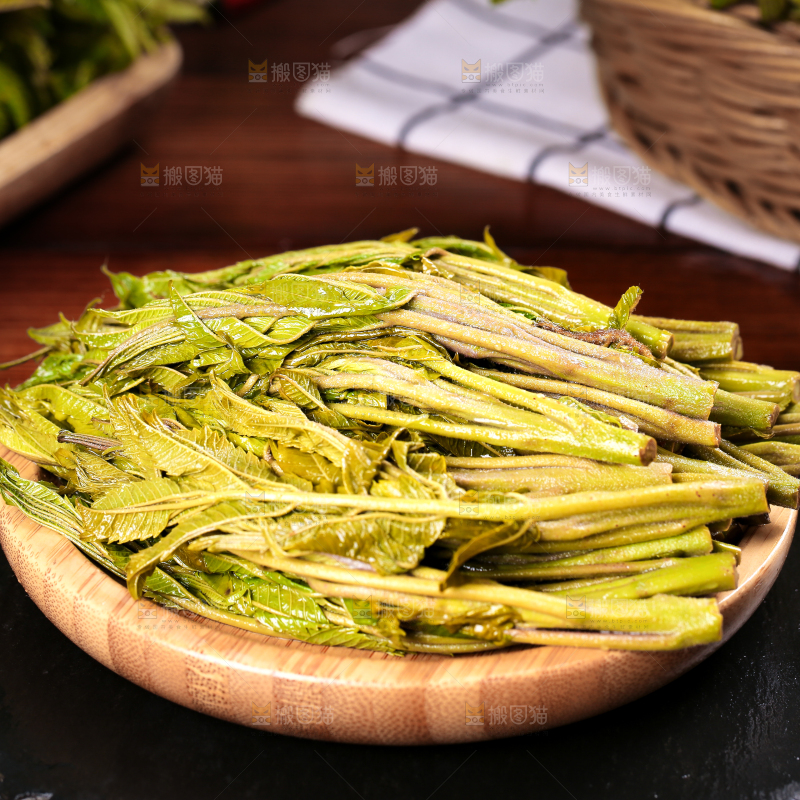 黑石板上放着一盘红香椿