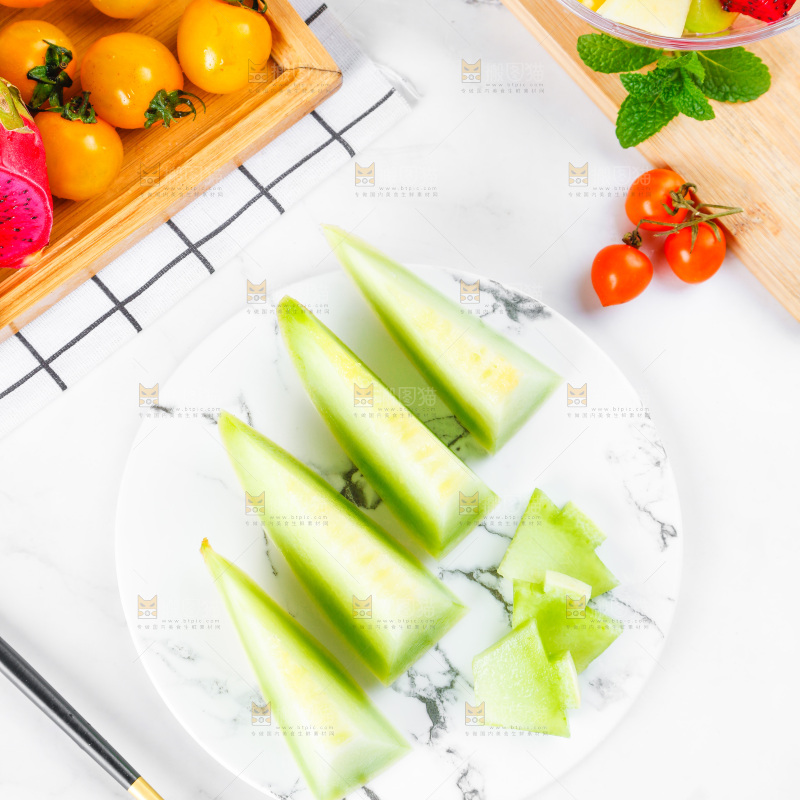 盘子里放着切开的玉菇甜瓜