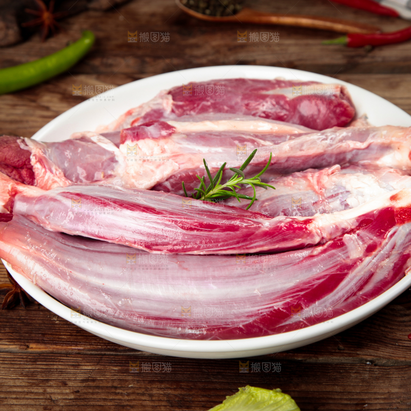 盘子里装着牛腿肉