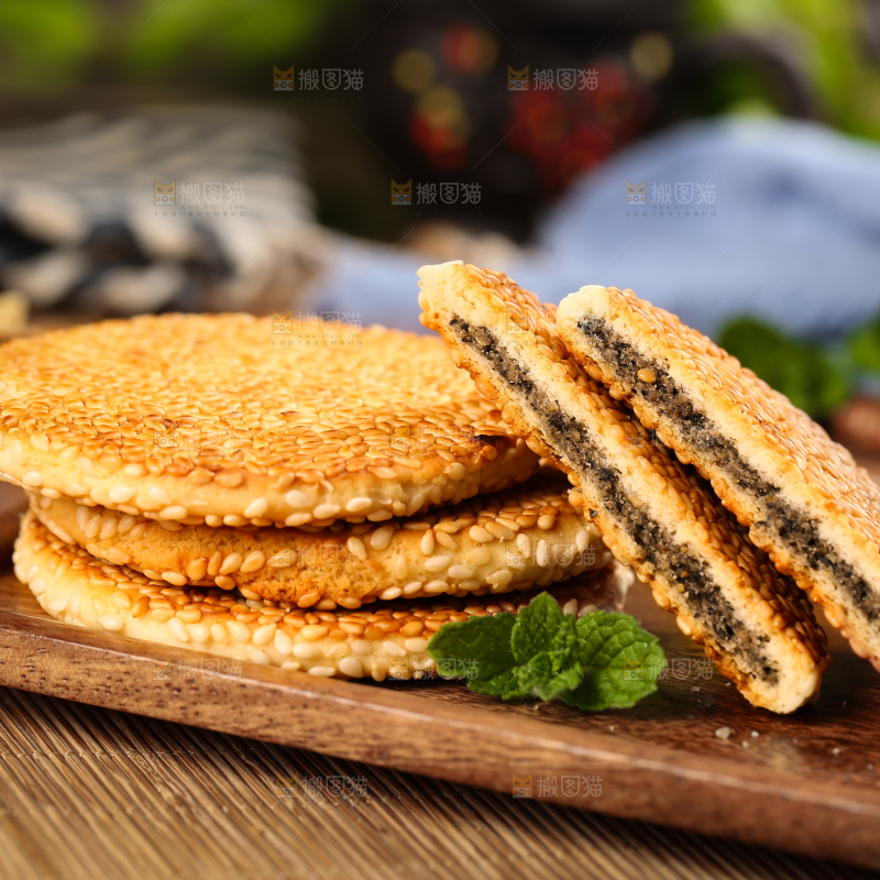 木板上放着黄石港饼