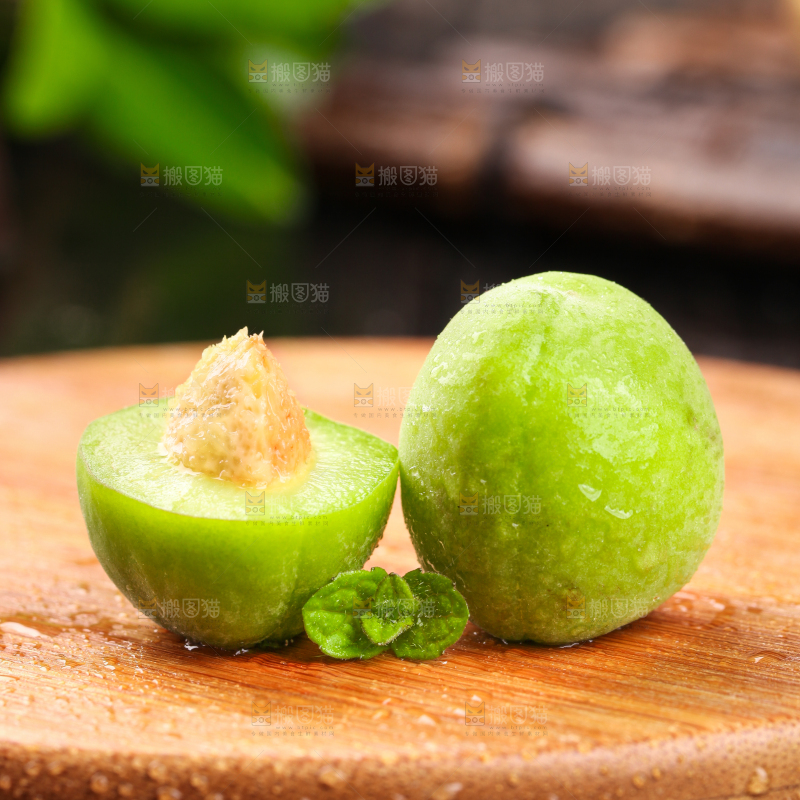 木底上的新鲜青梅果