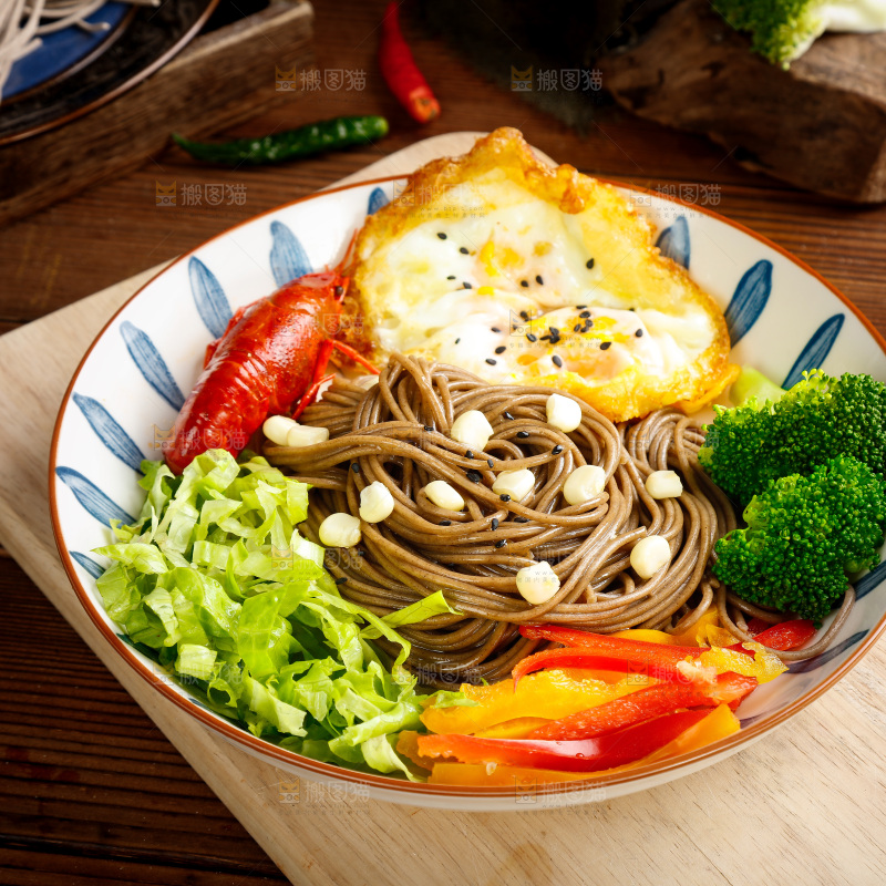 木底上放着一盘鸡蛋荞麦面