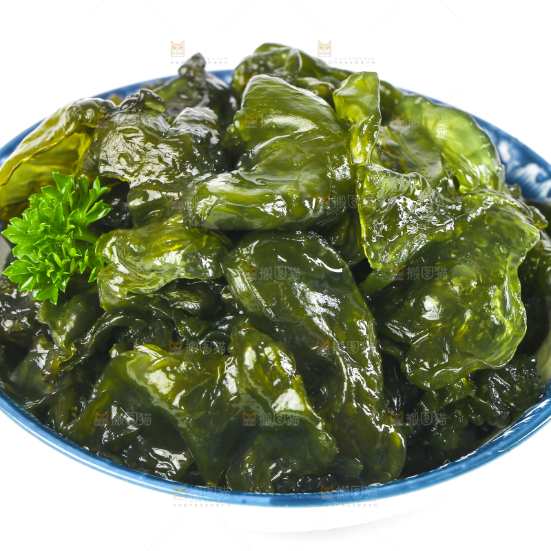 盘子里装着雷公菌
